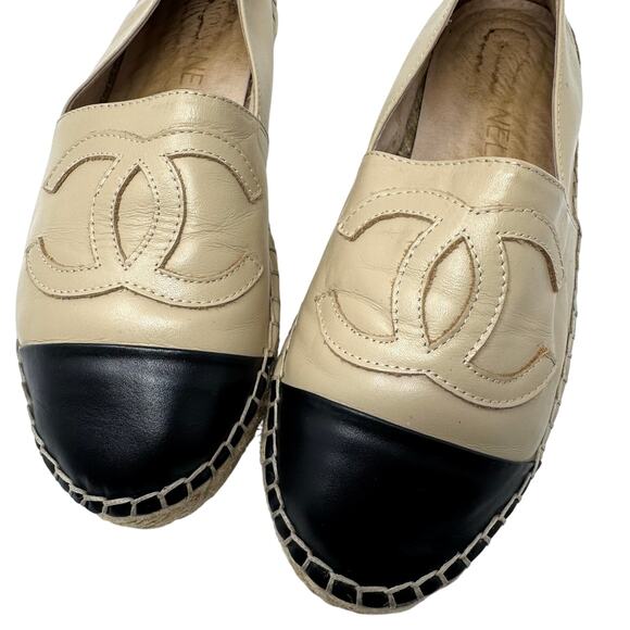 Chanel Beige Black Leather Cap Toe Espadrilles Size 39 Classic CC Logo Flats - Picture 11 of 12